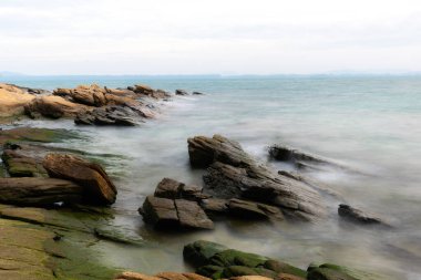 Kaya plajı: güzel tropikal ada rock plajı - Khao Laem Ya-Mu Ko Samet Ulusal Parkı Tayland.