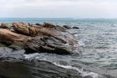 Kaya plajı: güzel tropikal ada rock plajı - Khao Laem Ya-Mu Ko Samet Ulusal Parkı Tayland.