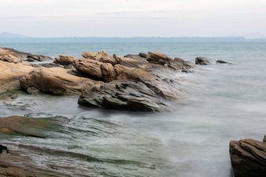 Kaya plajı: güzel tropikal ada rock plajı - Khao Laem Ya-Mu Ko Samet Ulusal Parkı Tayland.