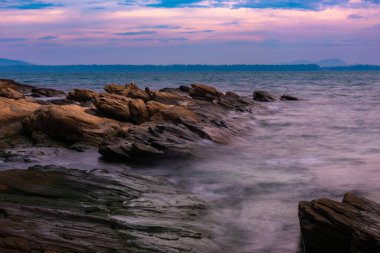 Kaya plajı: güzel tropikal ada rock plajı - Khao Laem Ya-Mu Ko Samet Ulusal Parkı Tayland.