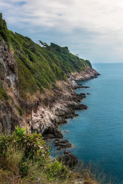 Doğu Tayland 'ın Rayong ilindeki Khao Laem Ya-Mu Ko Samet Ulusal Parkı' ndaki Thalu adası. Tayland 'daki güzel deniz.