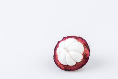 Mangosteens meyveler kraliçesi, beyaz arka planda mangosteen