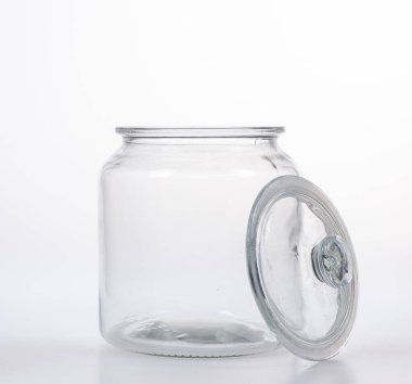 Beyaz arka planda kapağı olan cam kavanoz