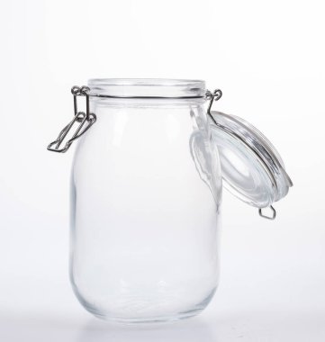 Beyaz arka planda kapağı olan cam kavanoz