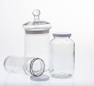 Beyaz arkaplandaki boş kavanoz koleksiyonu