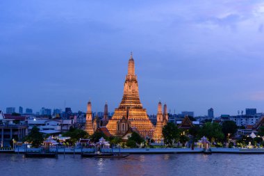 Bangkok, Tayland - 11 Haziran 2025: Pagoda at Wat Arun veya Wat Arun Ratchawararam, Tayland 'ın başkenti Bangkok' ta yer alan Chao Phraya Nehri yakınlarındaki bir turizm merkezi..