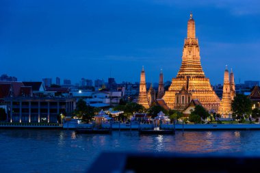 Bangkok, Tayland - 11 Haziran 2025: Pagoda at Wat Arun veya Wat Arun Ratchawararam, Tayland 'ın başkenti Bangkok' ta yer alan Chao Phraya Nehri yakınlarındaki bir turizm merkezi..