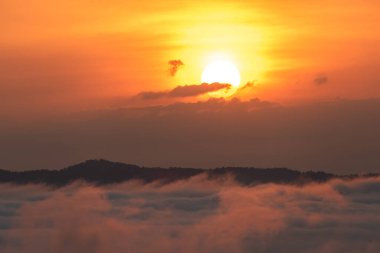 Dağlarda güzel dramatik bir gün batımı. Tayland 'ın Loei Eyaleti, Chiang Khan' daki Phu Thok Dağı 'nda manzara çok sisli..
