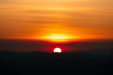 Sabah, gündoğumu bulutlar ile gündoğumu.