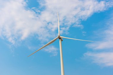 Elektrik üretimi için rüzgar türbinleri. Yeşil ekolojik enerji üretimi.