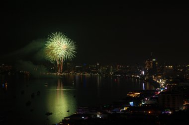 Pattaya - 28 Kasım: Bay 28,2014 içinde Pattaya, Tayland Pattaya Uluslararası Fireworks Festival 2014 Kasım sırasında renkli havai fişek ve gökdelenler, Pattaya.