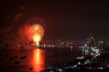 Pattaya - 28 Kasım: Bay 28,2014 içinde Pattaya, Tayland Pattaya Uluslararası Fireworks Festival 2014 Kasım sırasında renkli havai fişek ve gökdelenler, Pattaya.