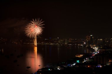 Pattaya - 28 Kasım: Bay 28,2014 içinde Pattaya, Tayland Pattaya Uluslararası Fireworks Festival 2014 Kasım sırasında renkli havai fişek ve gökdelenler, Pattaya.