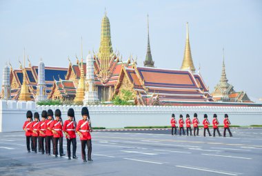 Her Royal Majesteleri Prenses Bejaratana Kraliyet cenaze sırasında yürüyen geçit üniformalı askerler