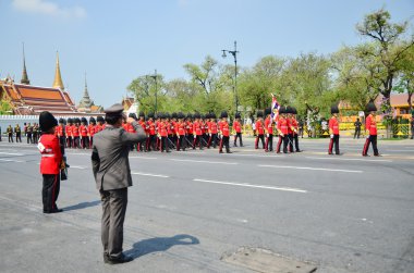 Her Royal Majesteleri Prenses Bejaratana Kraliyet cenaze sırasında yürüyen geçit üniformalı askerler