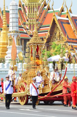 Her Royal Majesteleri Prenses Bejaratana Kraliyet cenaze sırasında yürüyen geçit üniformalı askerler