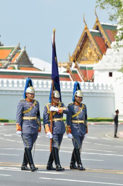 Her Royal Majesteleri Prenses Bejaratana Kraliyet cenaze sırasında yürüyen geçit üniformalı askerler