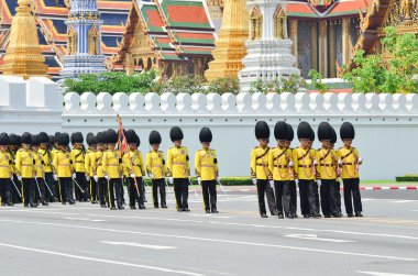 Her Royal Majesteleri Prenses Bejaratana Kraliyet cenaze sırasında yürüyen geçit üniformalı askerler