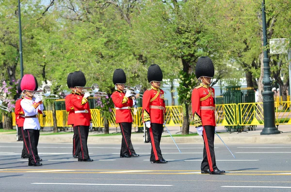 Her Royal Majesteleri Prenses Bejaratana Kraliyet cenaze sırasında yürüyen geçit üniformalı askerler