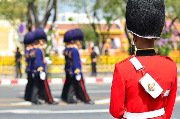 Żołnierzy w mundurach parada maszerujących podczas królewski pogrzeb jej Królewska Wysokość Księżniczka Bejaratana — Zdjęcie stockowe