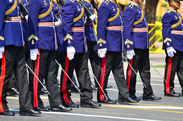 Soldaten in parade uniformen marcheren tijdens de Koninklijke begrafenis van Hare Koninklijke Hoogheid Prinses Bejaratana — Stockfoto