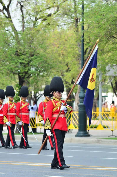 Soldaten in Paradeuniformen marschieren während der königlichen Beerdigung ihrer königlichen Hoheit Prinzessin Bejaratana — Stockfoto