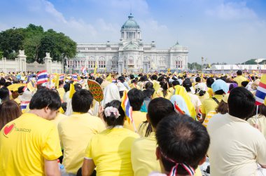 Bangkok - 5 Aralık: Tay insanlar oturup dışında hm Kral 85 doğum günü için bhumibol adulyadej 5 Aralık 2012 tarihinde bangkok, Tayland kutlamak için.