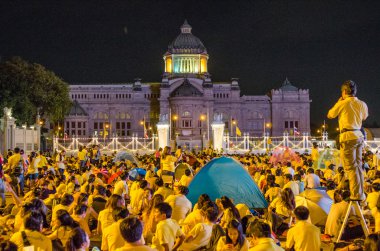 Bangkok - 5 Aralık: Tay insanlar oturup dışında hm Kral 85 doğum günü için bhumibol adulyadej 5 Aralık 2012 tarihinde bangkok, Tayland kutlamak için.