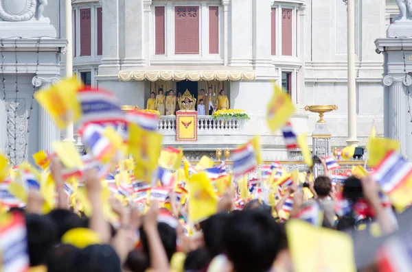 BANGKOK - 5 DE DICIEMBRE: Los tailandeses se sientan afuera para celebrar el 85 cumpleaños del Rey Bhumibol Adulyadej el 5 de diciembre de 2012 en Bangkok, Tailandia . — Foto de Stock