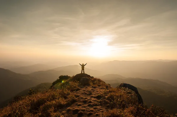 sırt çantası duran bir dağın tepesinde birlikte fiyatı