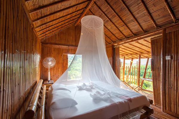 Camera da letto in bungalow in legno — Foto Stock