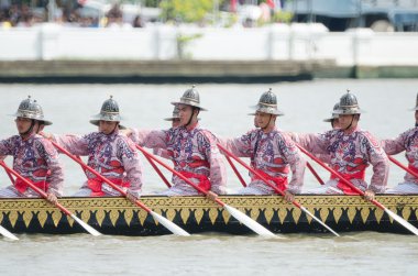 Bangkok, Thailand-No Vember 9: dekore edilmiş mavna geçit Grand Palace adlı Chao Phraya Nehri geçmiş Fry sırasında Kraliyet mavna alayı Kathina töreni kumaştan 9 Kasım 2012 tarihinde Bangkok, Tayland