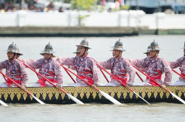 BANGKOK, TAILANDIA-NINGÚN NOVIEMBRE 9: Desfiles de barcazas decoradas frente al Gran Palacio en el río Chao Phraya durante la ceremonia de Fry the Kathina, tela de la Procesión de la Barcaza Real, el 9 de noviembre de 2012 en Bangkok, Tailandia — Foto de Stock