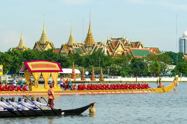 BANGKOK, THAILAND-NO VEMBER 9: Desfiles de barcaças decorados passando pelo Grand Palace no rio Chao Phraya durante o Fry o pano de cerimônia Kathina da Royal Barge Procissão em 9 de novembro de 2012 em Banguecoque, Tailândia — Fotografia de Stock