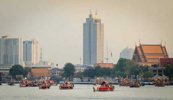 BANGKOK, TAILANDIA-NINGÚN NOVIEMBRE 9: Desfiles de barcazas decoradas frente al Gran Palacio en el río Chao Phraya durante la ceremonia de Fry the Kathina, tela de la Procesión de la Barcaza Real, el 9 de noviembre de 2012 en Bangkok, Tailandia — Foto de Stock