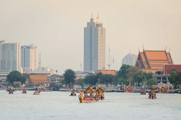 Bangkok, Thailand-No byly 9: zdobené bárky průvody kolem Grand Palace na řece Chao Phraya během Fry Kathina slavnostní roucha Royal Barge procesí na 9 listopadu 2012 v Bangkoku, Thajsko — Stock fotografie