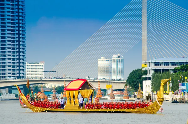 Бангкок, Таиланд-но-ЯБРЬ 9: Декоративные баржи проходят мимо Большого дворца на реке Чао Прайя во время церемонии Фрай Катина ткани Королевской баржи процессии 9 ноября 2012 года в Бангкоке, Таиланд — стоковое фото