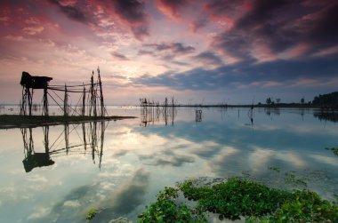 Denizin üstünde inanılmaz bir gün batımı.