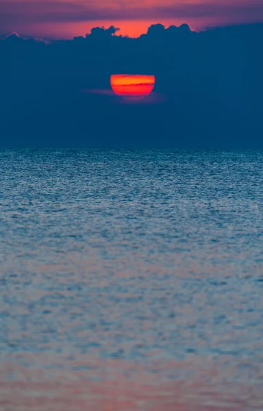 Закат над морем Таиланда — стоковое фото