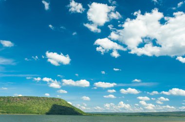 Nehir ve güneşli bir sahada 