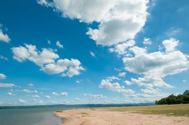 Nehir ve güneşli bir sahada 