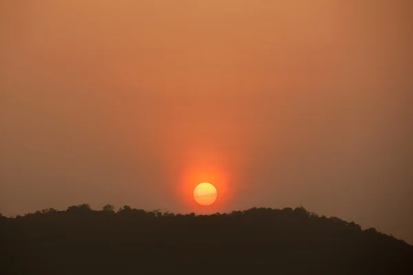 Nascer do sol pela manhã, nascer do sol com nuvens . — Fotografia de Stock