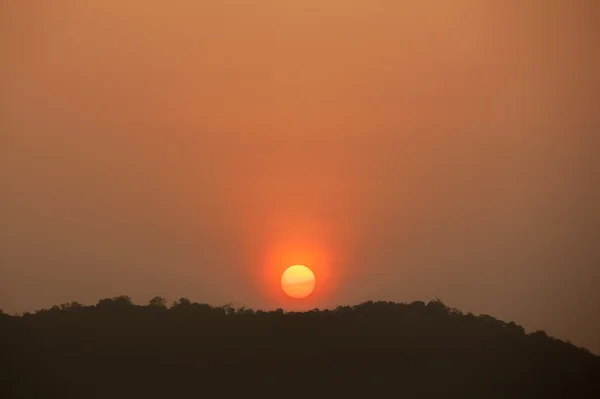 Salida del sol por la mañana, salida del sol con nubes . — Foto de Stock