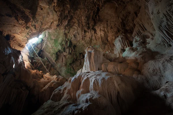 Tayland'da mağara