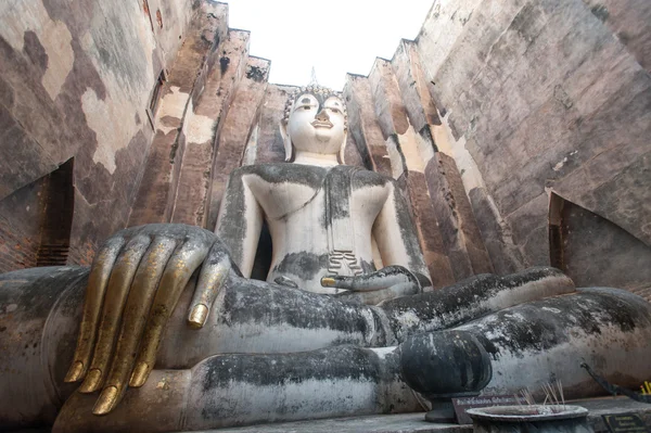 Estátua de buddha antiga. Parque Histórico de Sukhothai, Tailândia — Fotografia de Stock