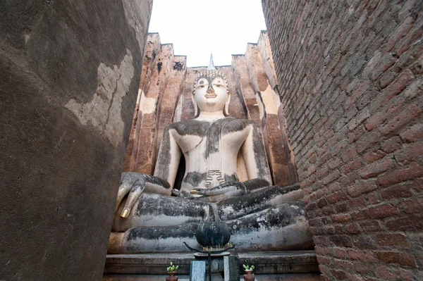 Estátua de buddha antiga. Parque Histórico de Sukhothai, Tailândia — Fotografia de Stock