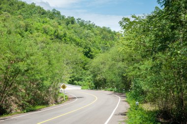 Ülkede yol Cornwall açık bahar gününde eğme