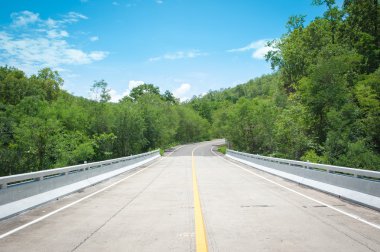 Ülkede yol Cornwall açık bahar gününde eğme