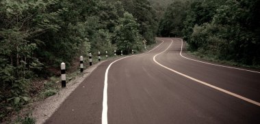 Ülkede yol Cornwall açık bahar gününde eğme