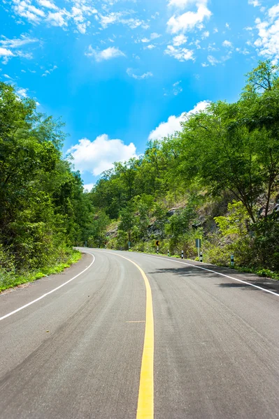 Curving Country Road in Cornwall on Clear Spring Day — Stock Photo, Image